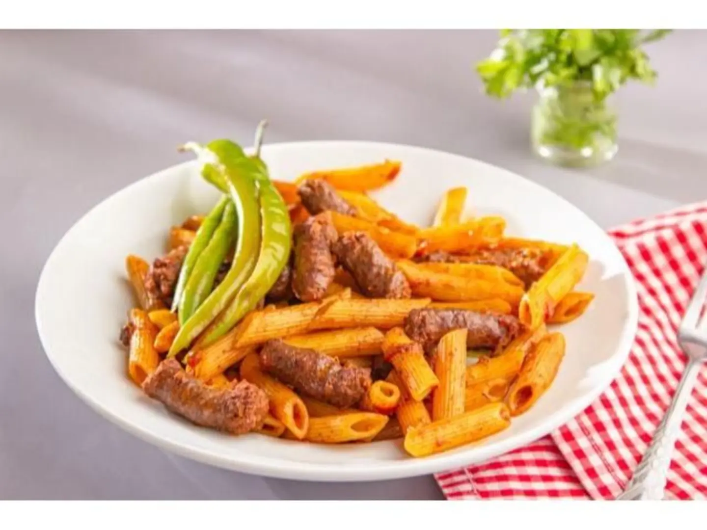 باستا صوص أحمر سجق طازج
