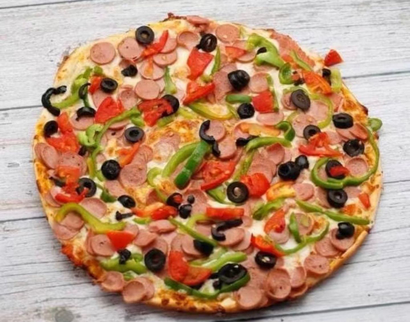 بیتزا نقانق وخضار كبيره