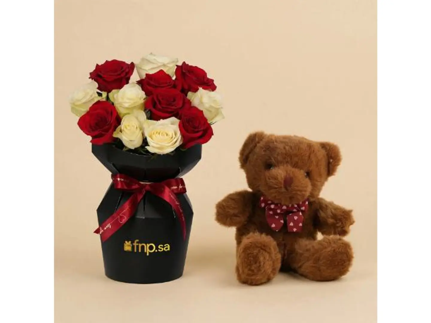 هدية حب دافئة بوكيه ورد و دبدوب
