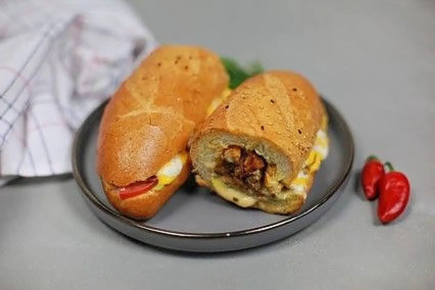 ساندويتش لحم مشوي بخبز بطاطس