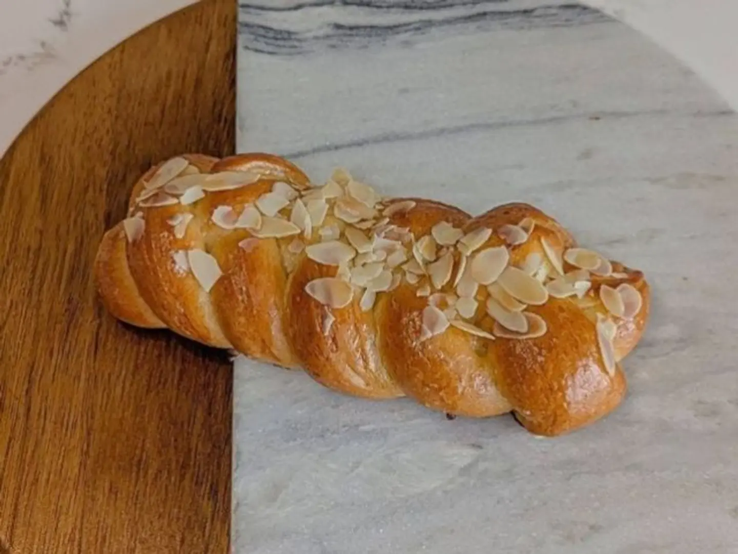 بريوش اللوز