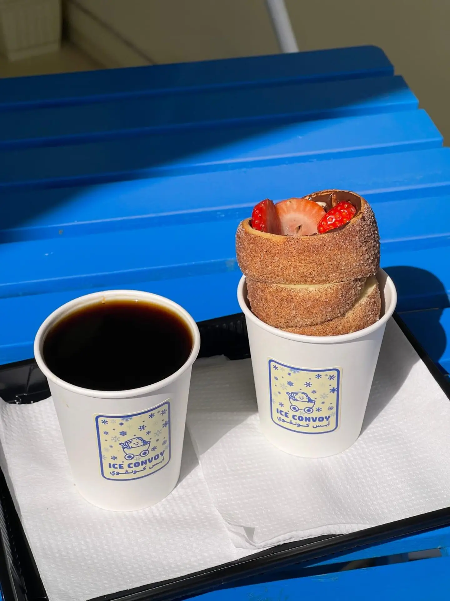 تشيمني كيك مع قهوة سوداء