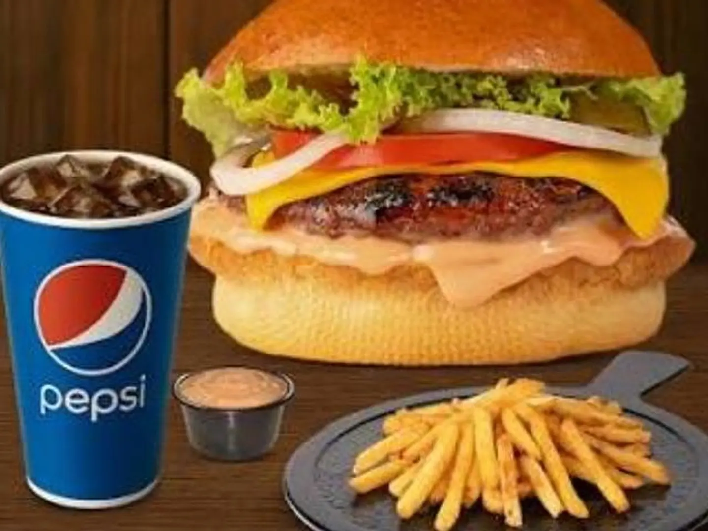 وجبة برجر لحم مع الجبن والبطاطس والعصير والصوص