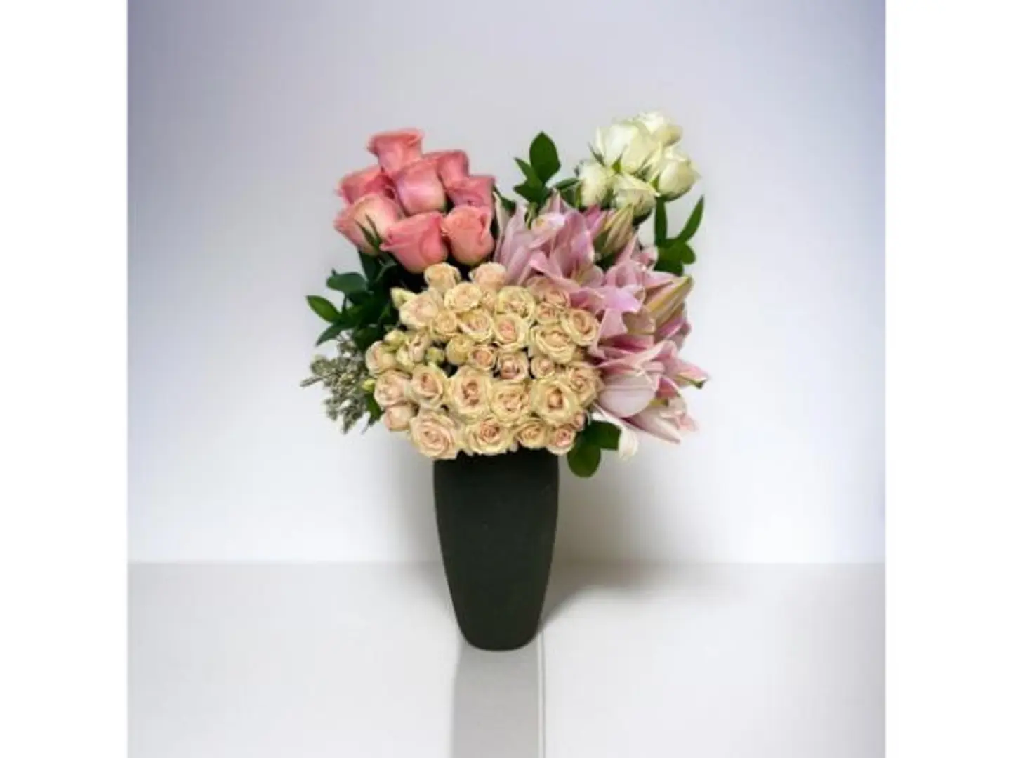 تنسيق مزهرية ورد فاخرة في وعاء