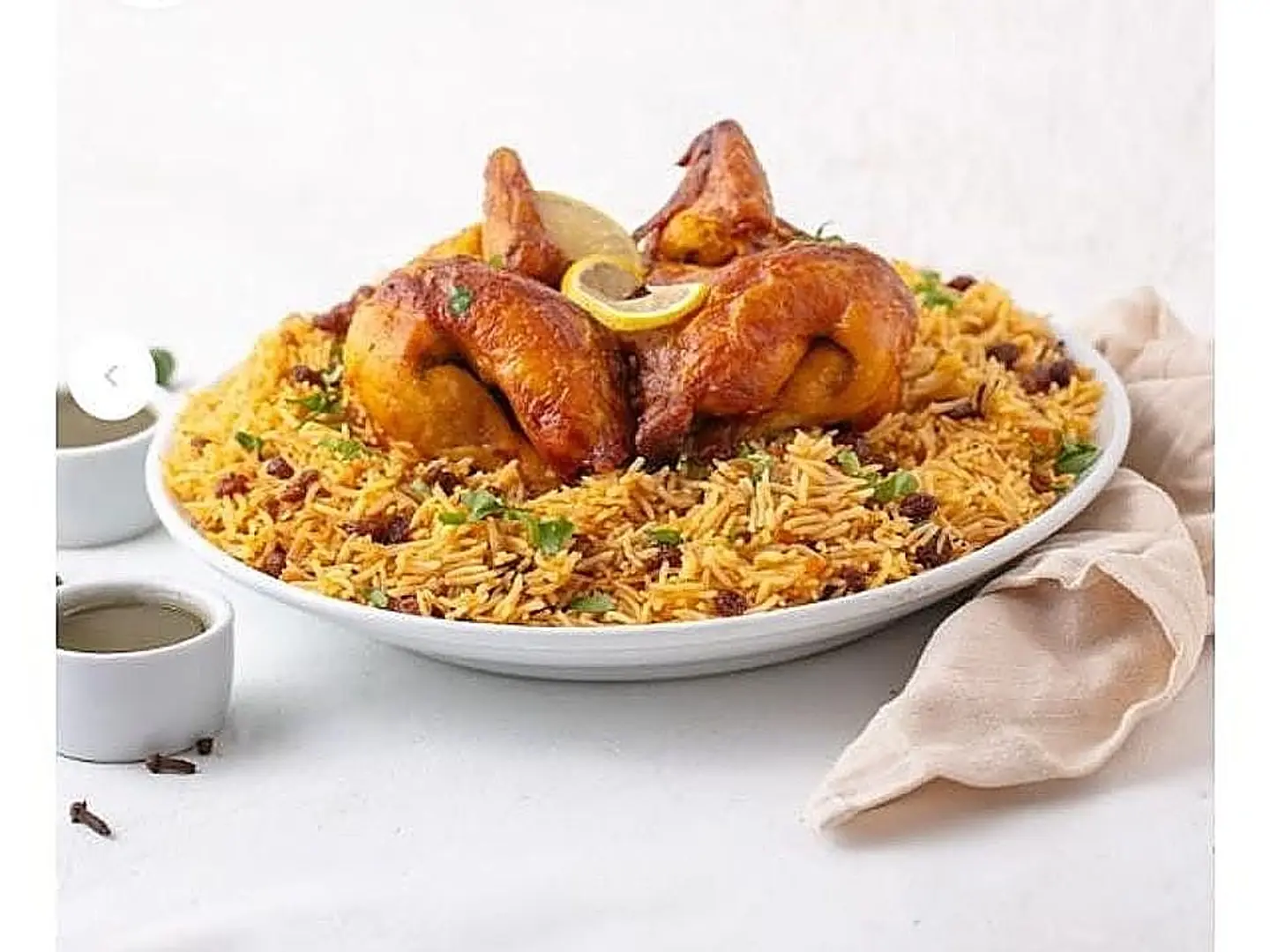 دجاجة مشوية كاملة مع أرز