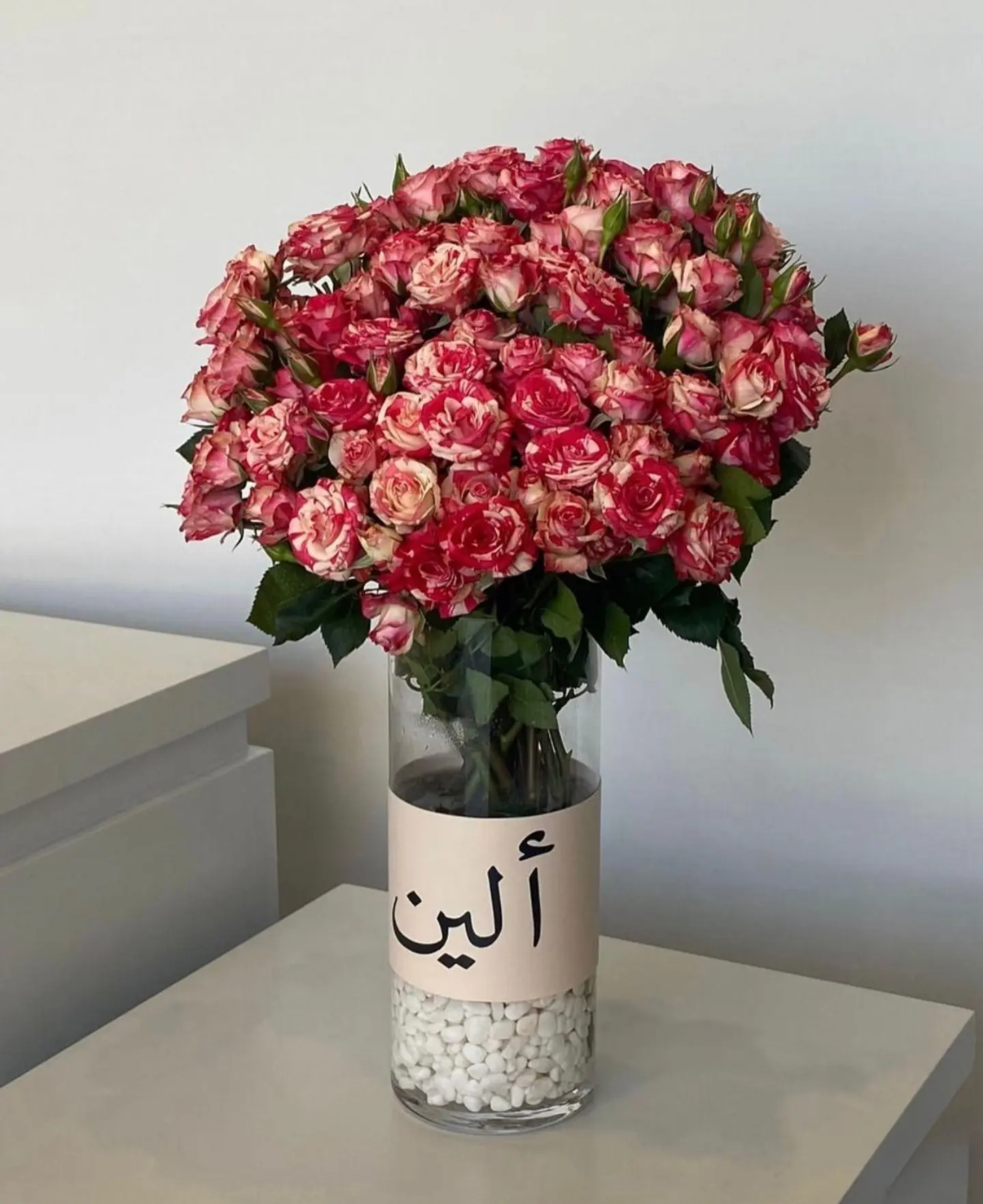 ⁠فازة ورد طبيعي مع اضافة اسم 52