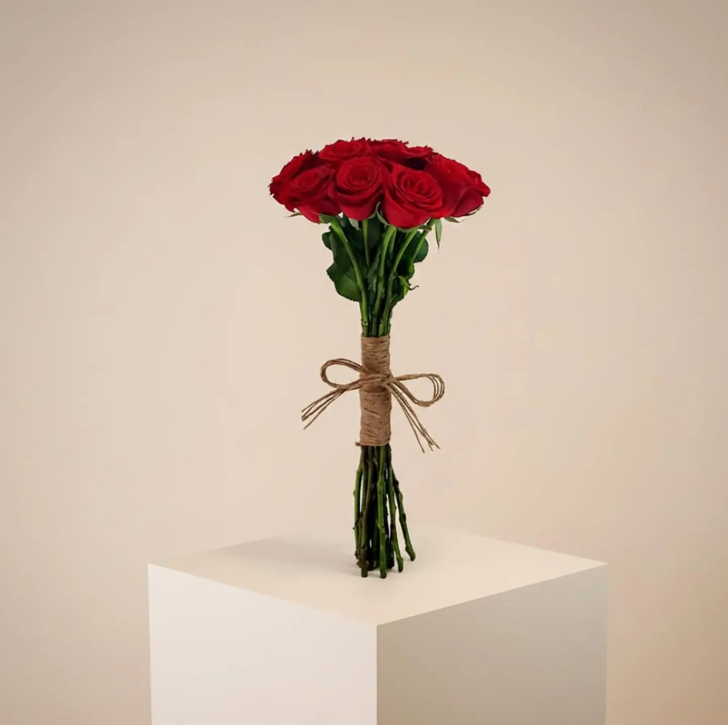 باقة جوري بشريط خيش 10 ورد