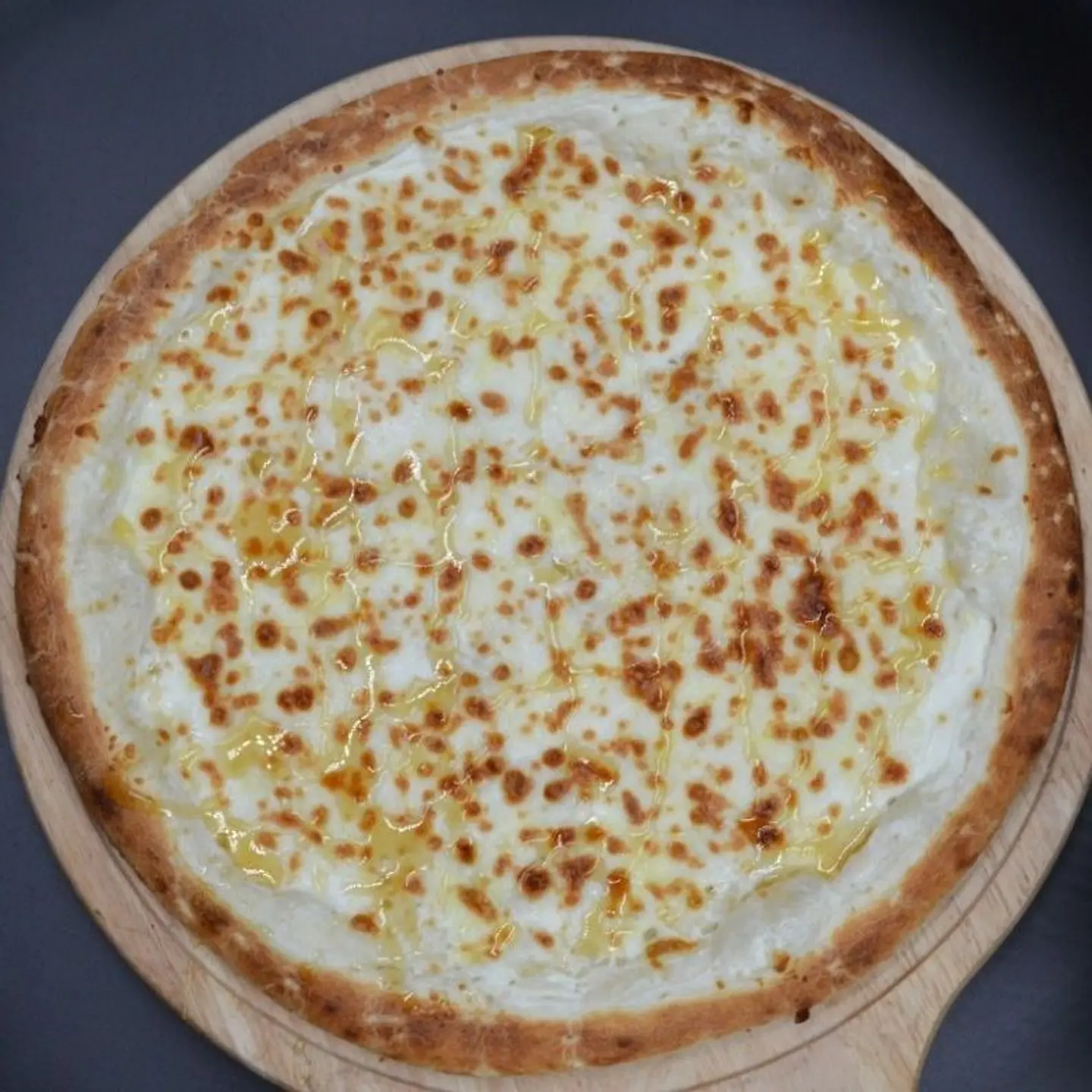 بيتزا اجبان مشكل