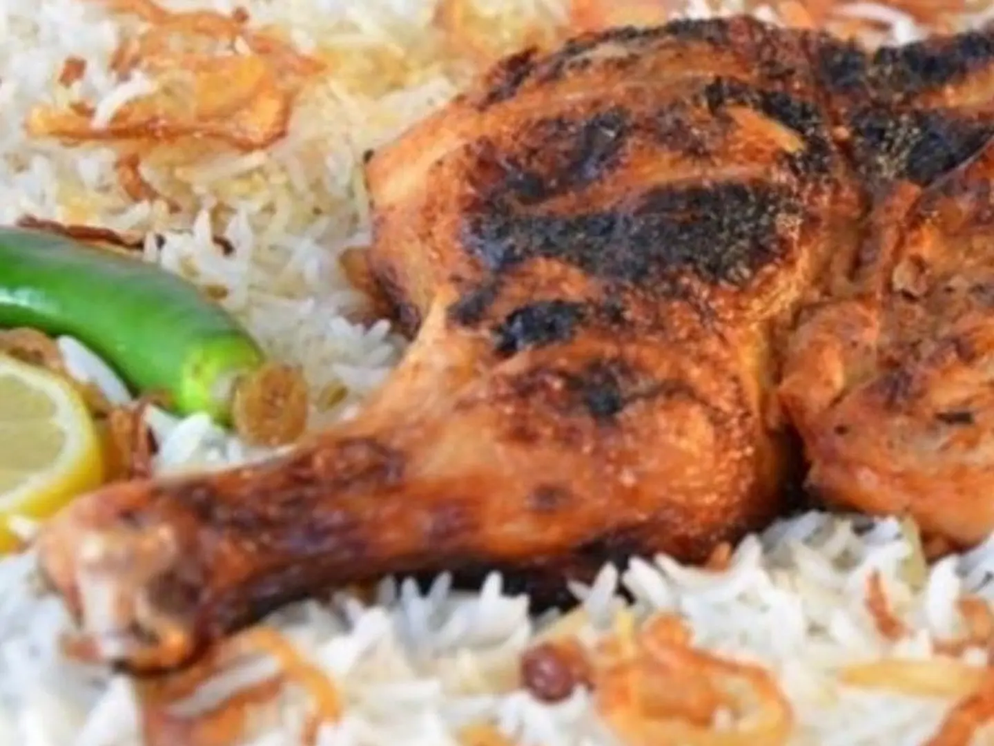 نصف حبه دجاج علي الفحم