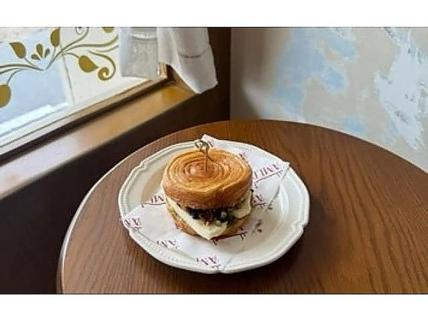 بيستو حلومي كرواسون ساندوتش