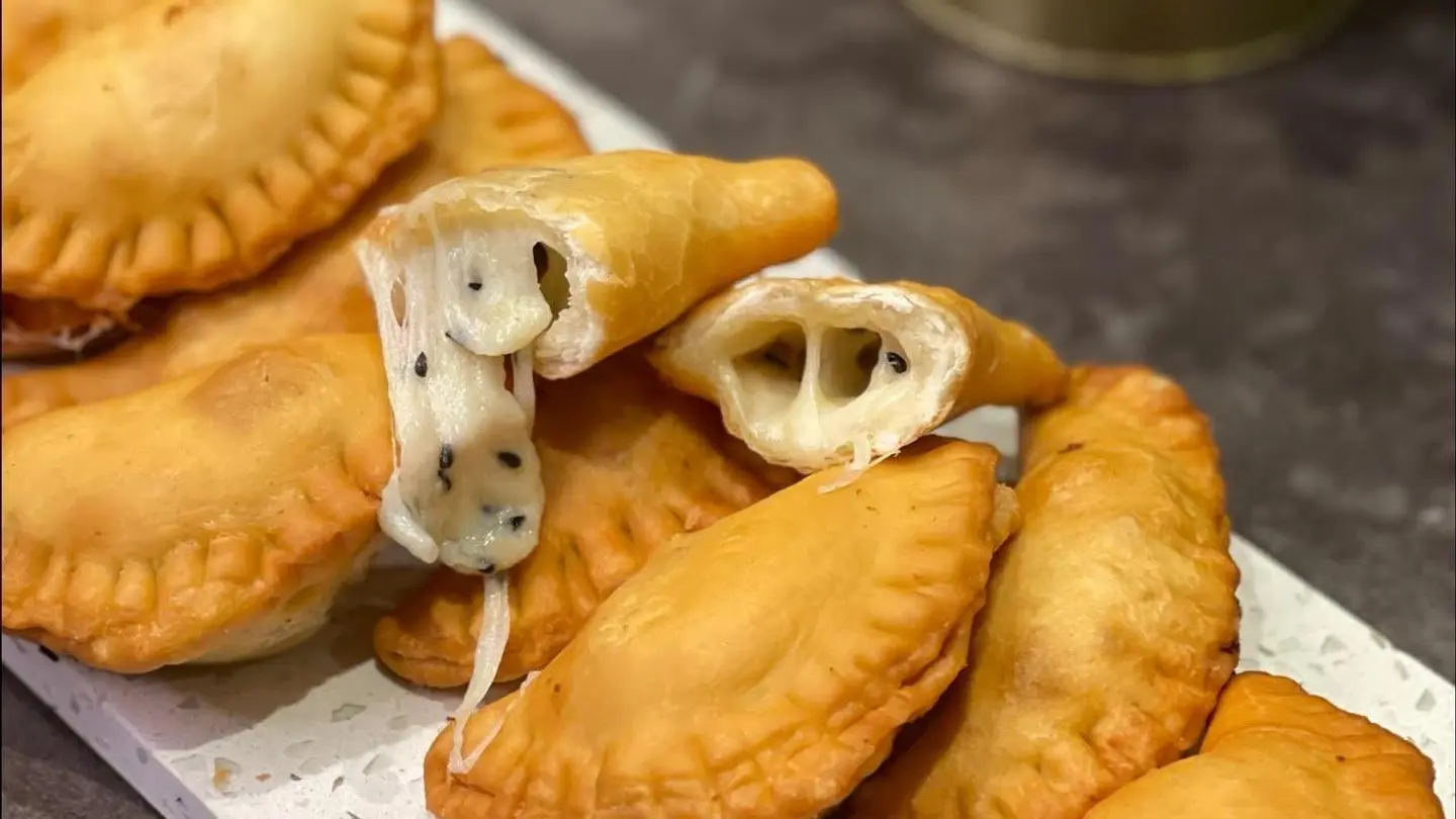 حبة سمبوسة بالجبنة السائلة