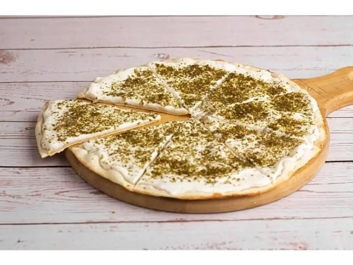 مناقيش زعتر باللبنة