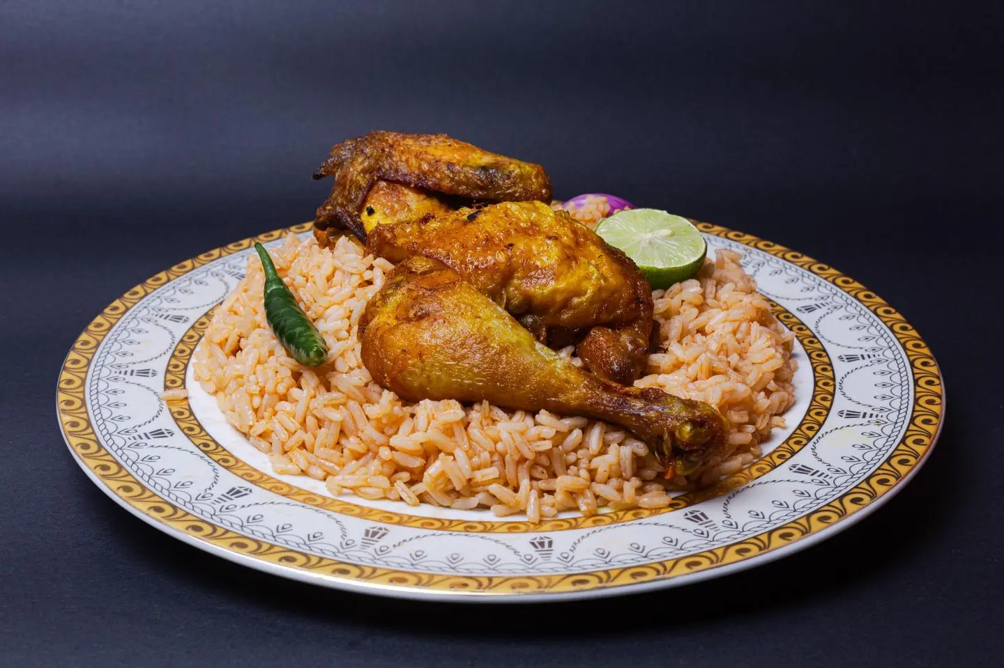 نصف حبة دجاج مقلي مع رز ابيض بالزبدة