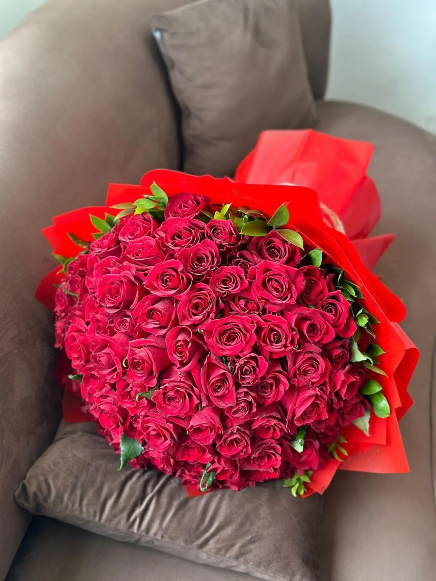 A Beautiful 100 Red Roses Bouquet With Rucuses