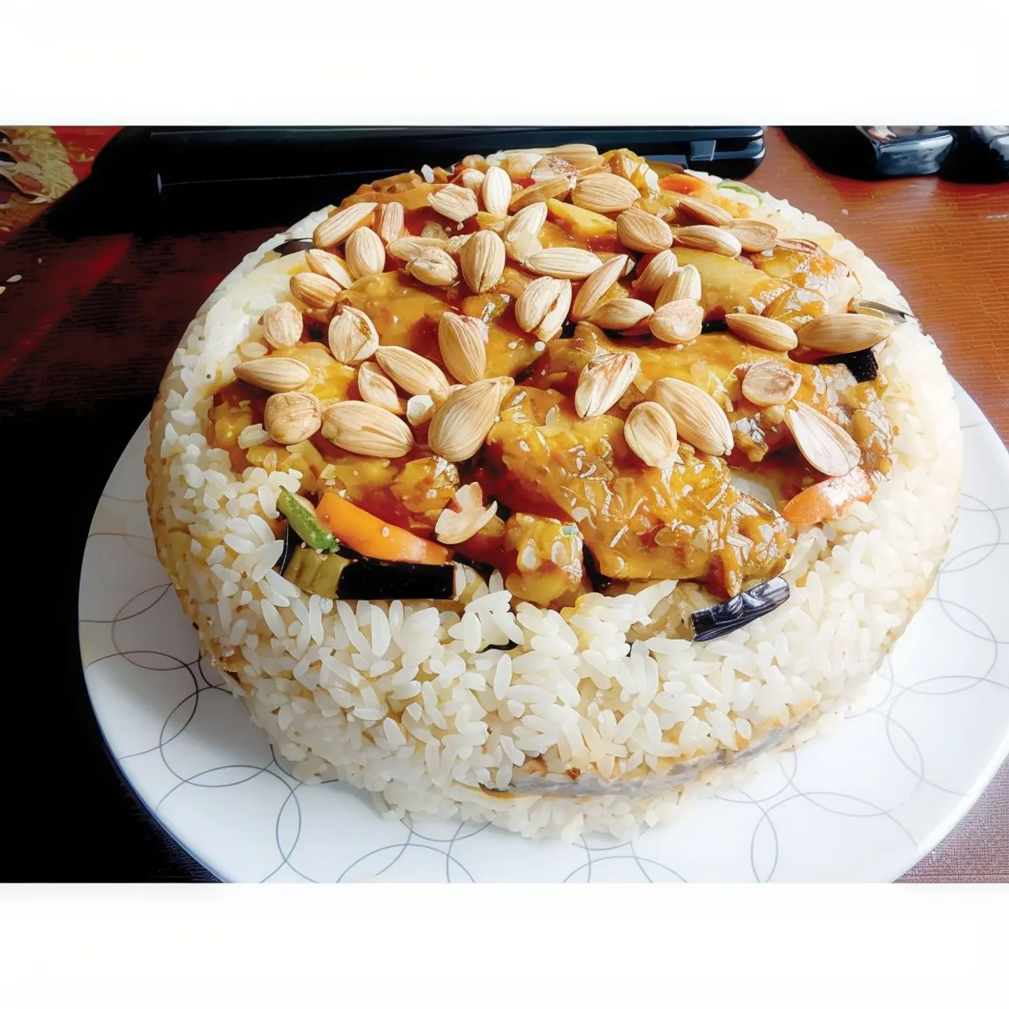 صينية أرز أبيض بالمكسرات
