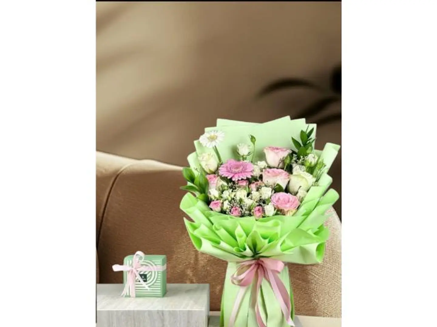 حلا باتشي مع باقه ورد مناسب لزيارات والاهداء