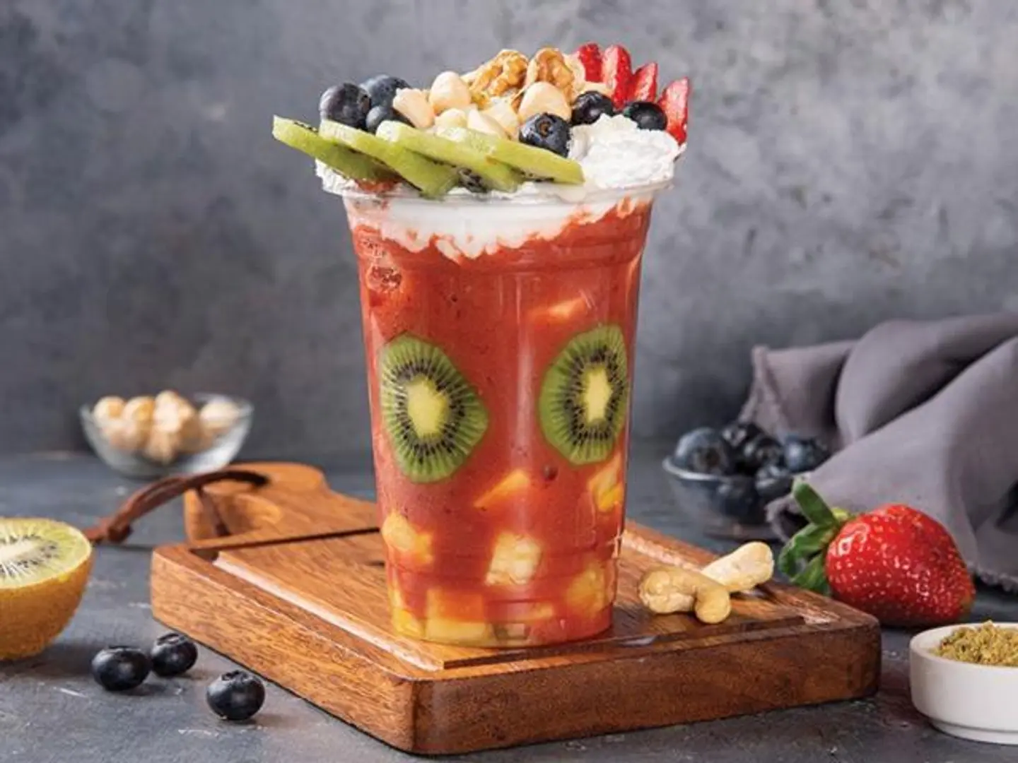 Fruit Mixture Shaqaf With Cream And Honey