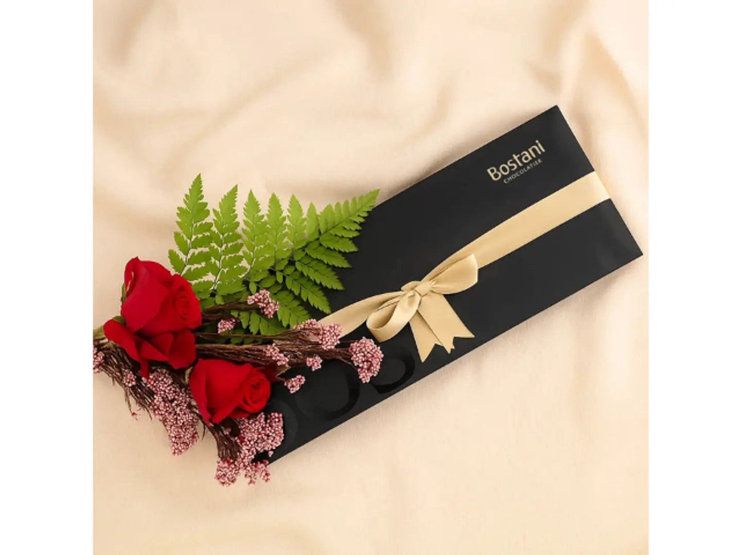 علبة ورود حمراء وشوكولاتة بستاني