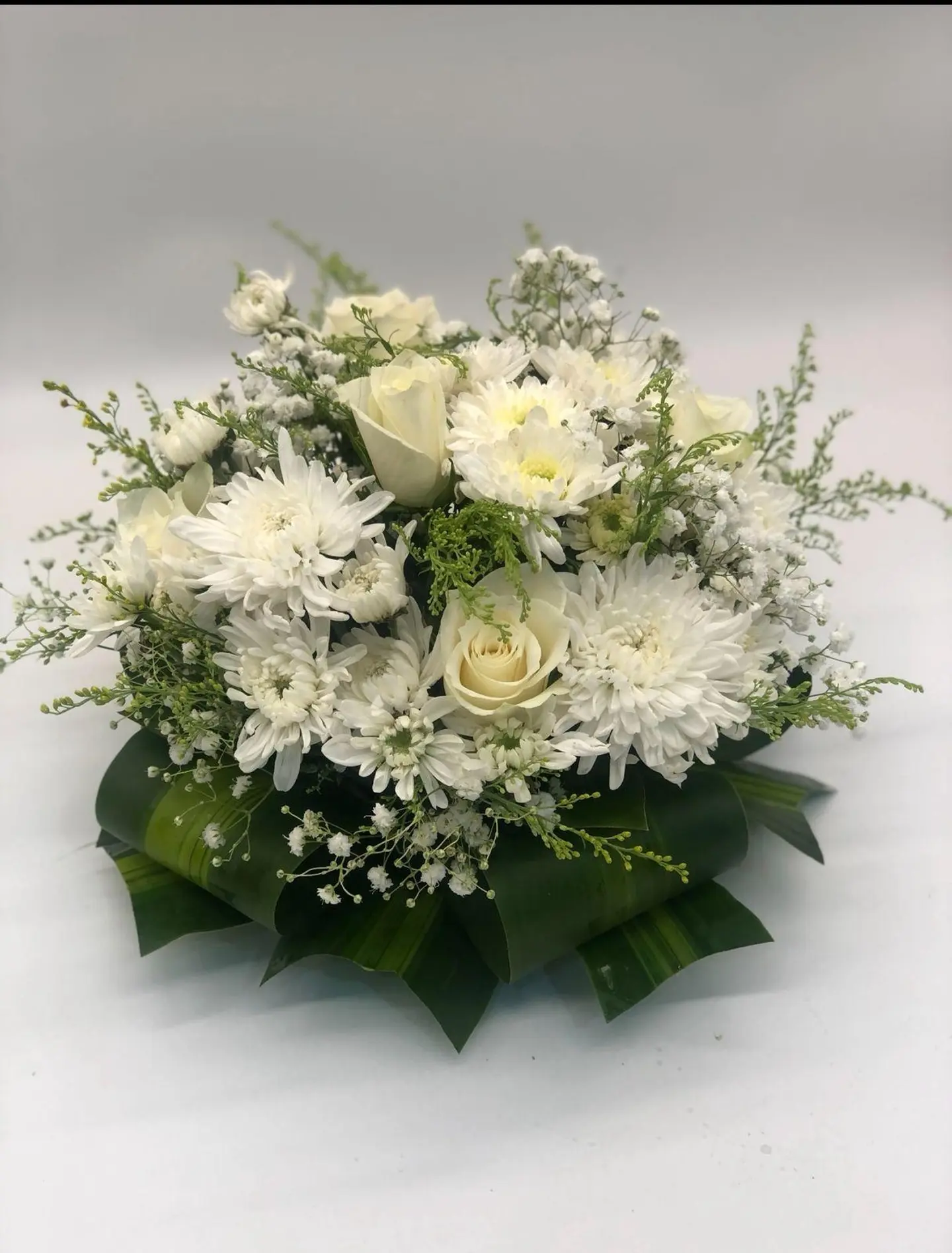 زهرة على الطاولة