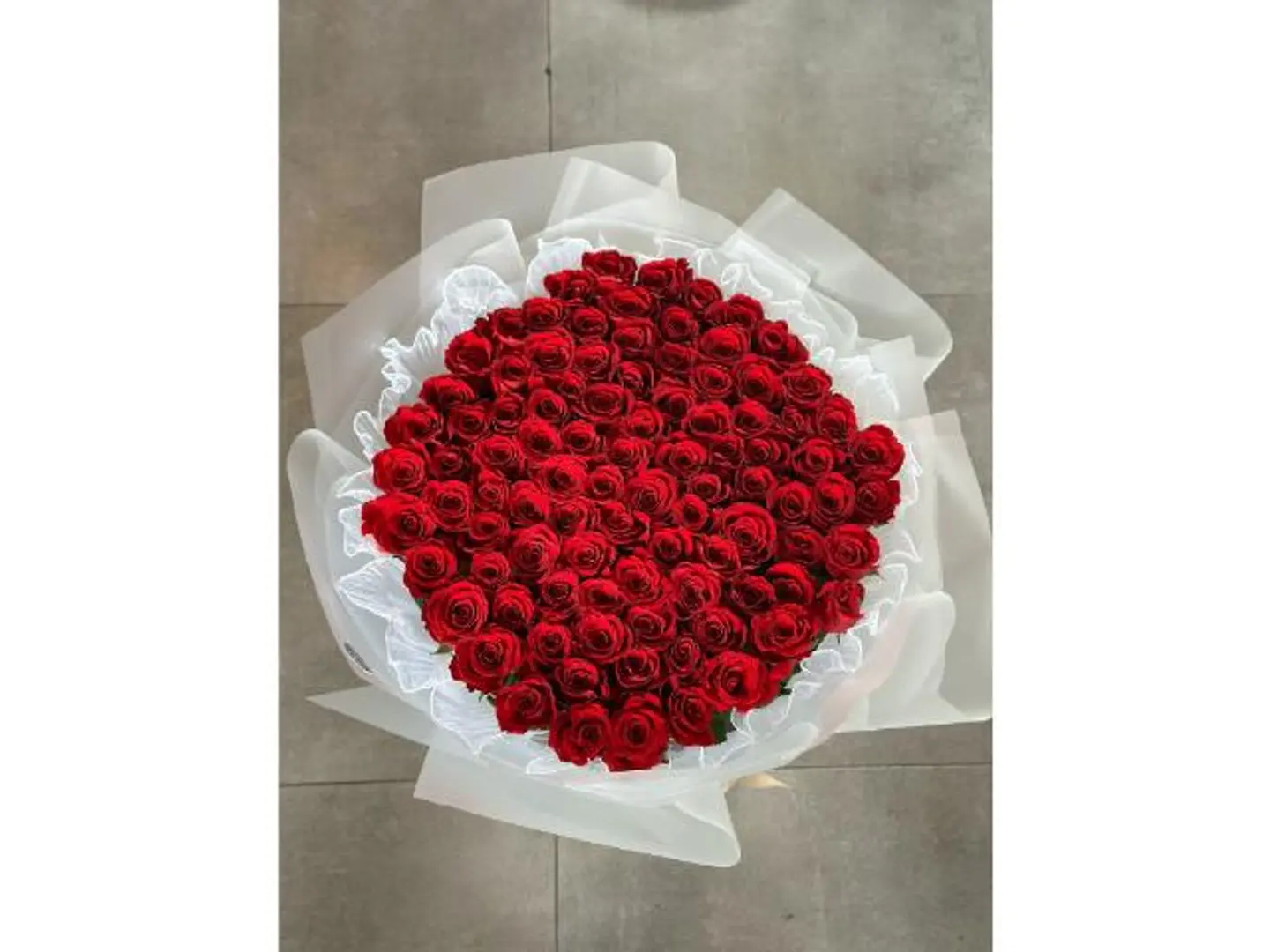باقه ورد بقاعده لون احمر ٨٠ ورده