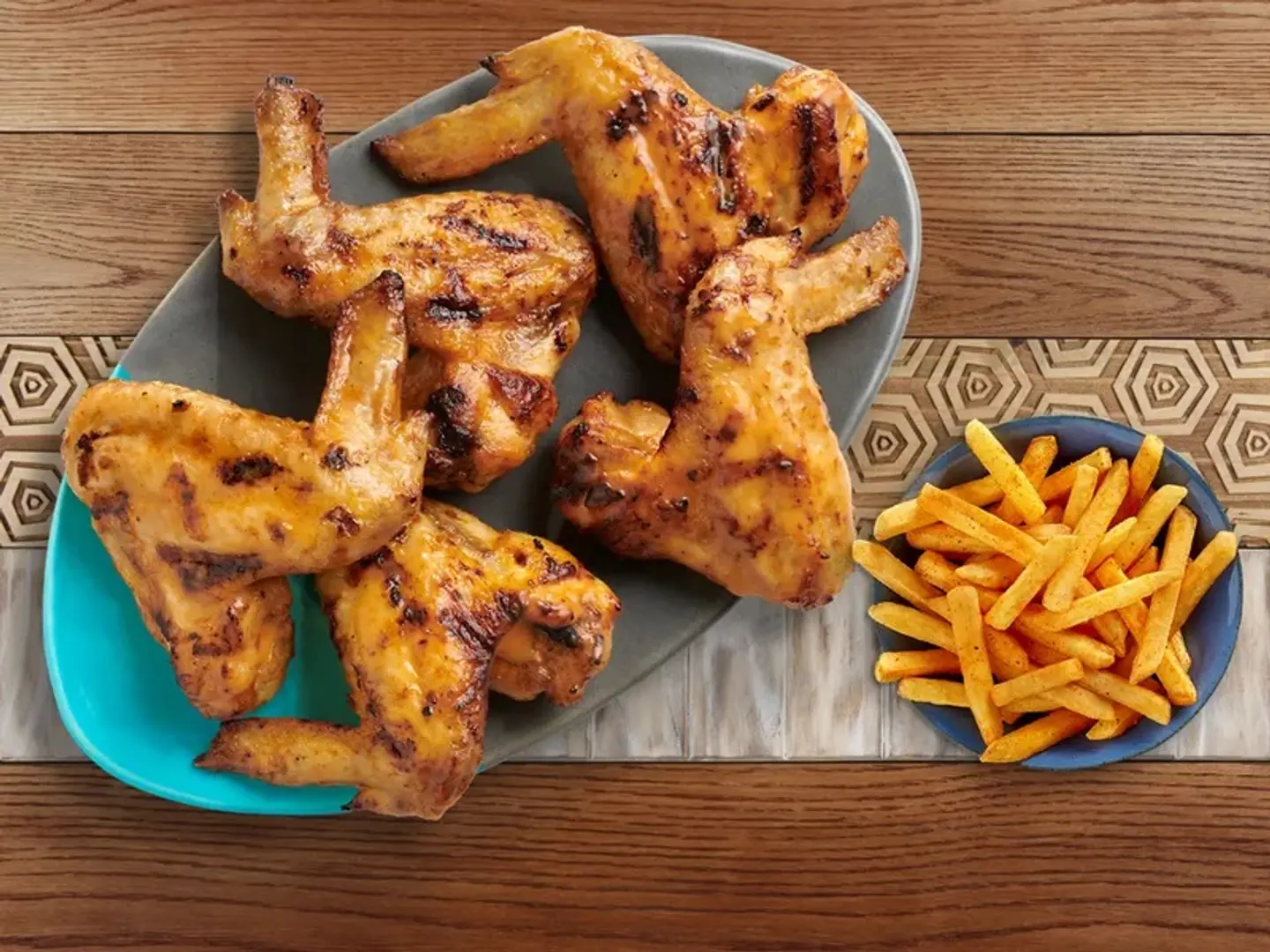 خمس أجنحة دجاج مع 1 طبق جانبي