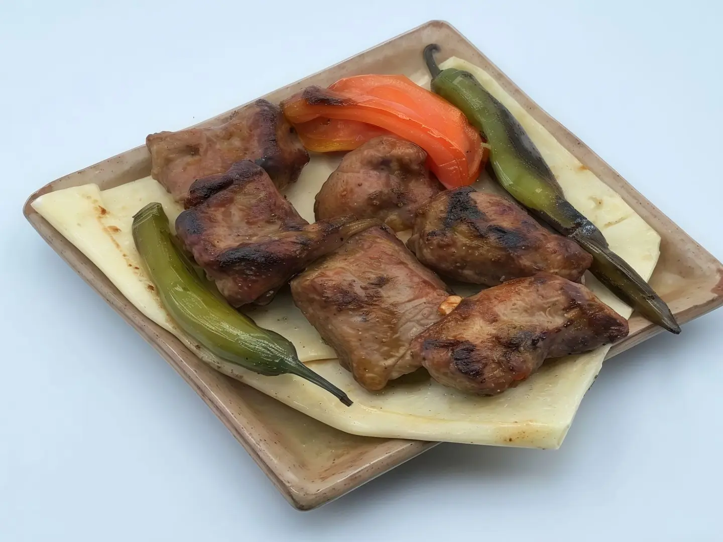 كباب مشوي على السيخ مع البصل والفلفل الرومي