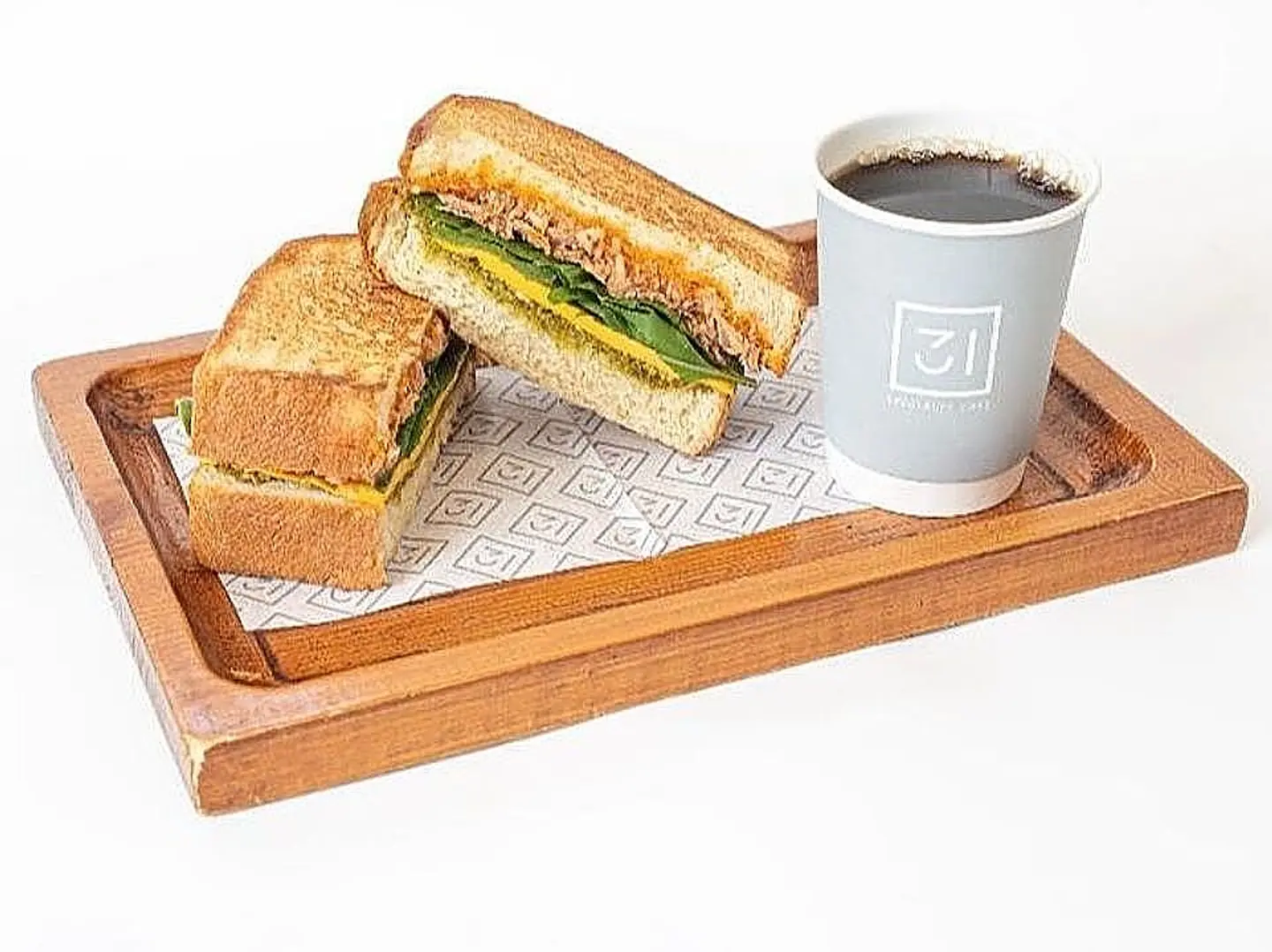 قهوة اليوم مع ساندوتش التونة الحارة بالبستو