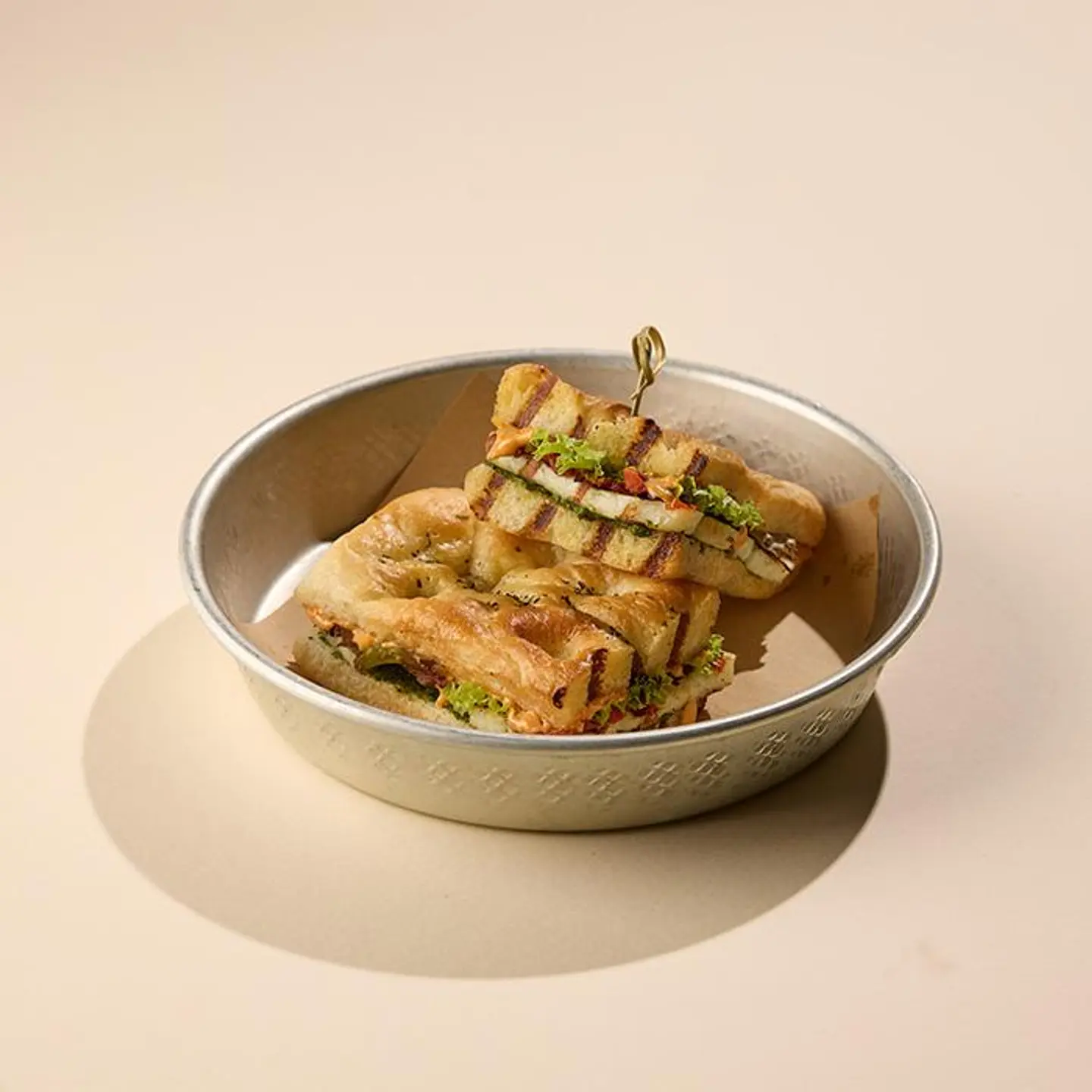 جبنه الحلومي مع اوراق الريحان