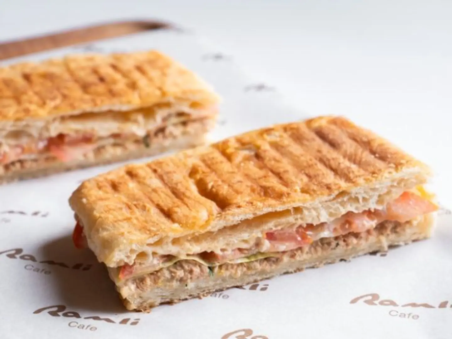 ساندوتش تونة حار