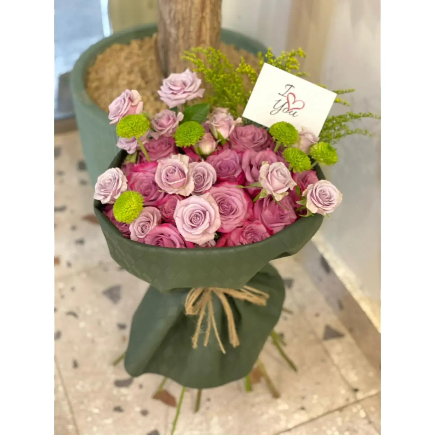 باقة ورد موف مزينة بتغليف جلد S6