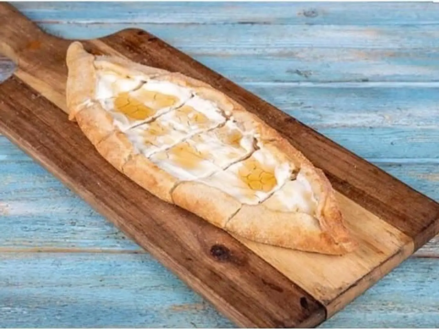 فطيرة لبنة بالقشطة والعسل