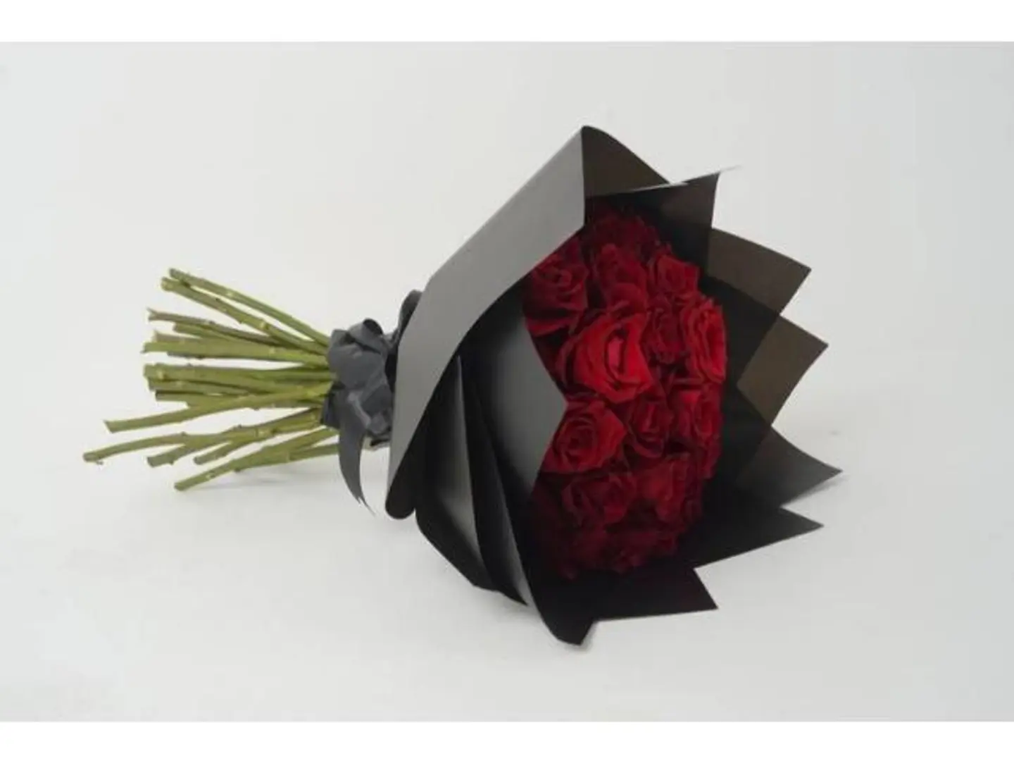 باقة وأراكِ في وسط الزحام طيفاً بعيداً كالضياء ويطير قلبي من ضلوعي في النداء. عودي إليَّ؛ إني افتقدتُ الحُبَّ بعدكِ والصديق، لا تتركيني في ضباب العمر وحدي كالغريق!