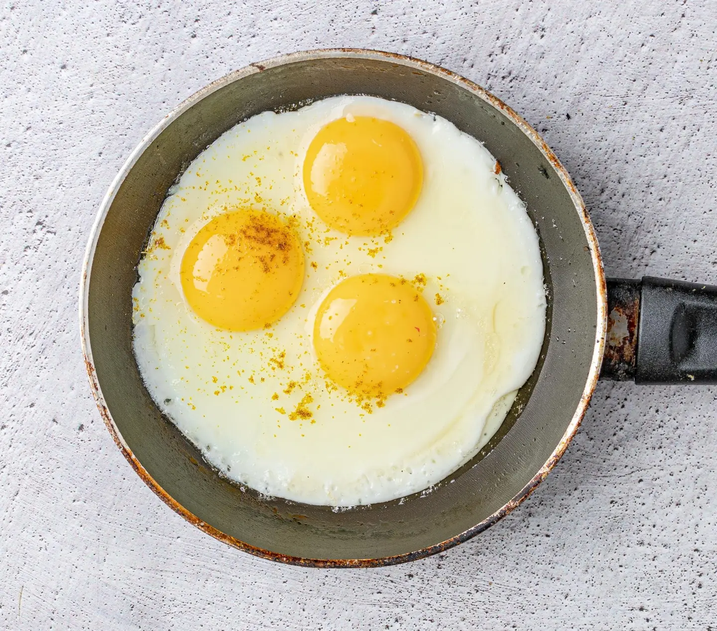 بيض عيون بالجبن