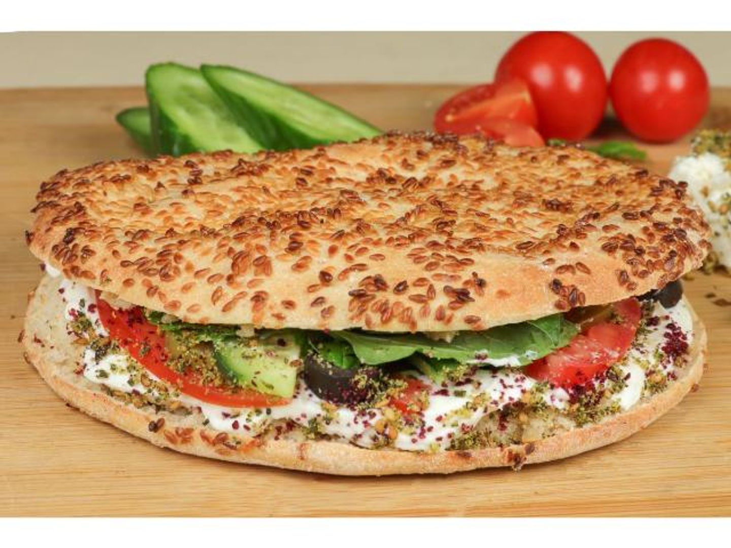 كعكة لبنة بالزعتر والخضار