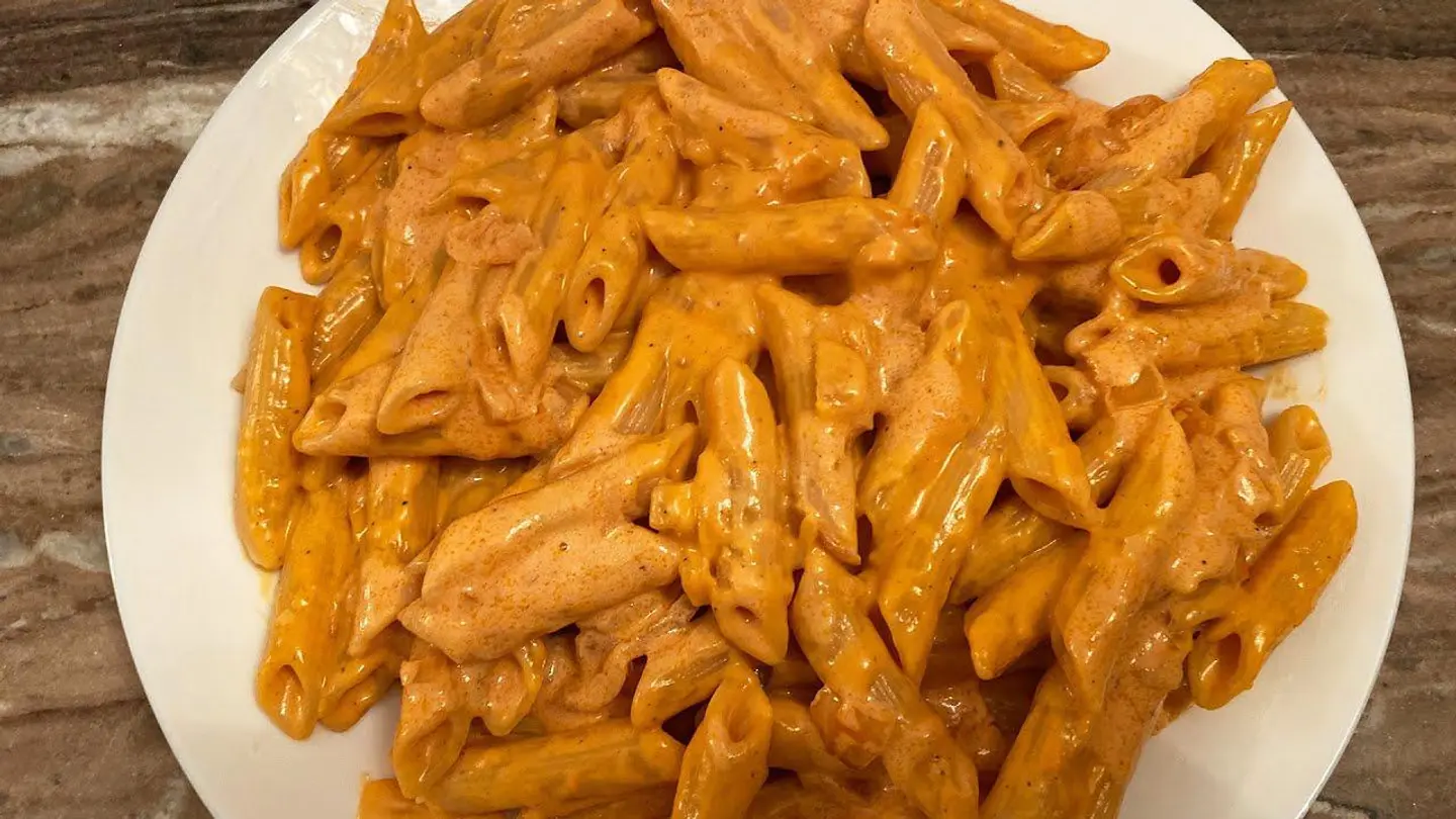 باستا صوص احمر