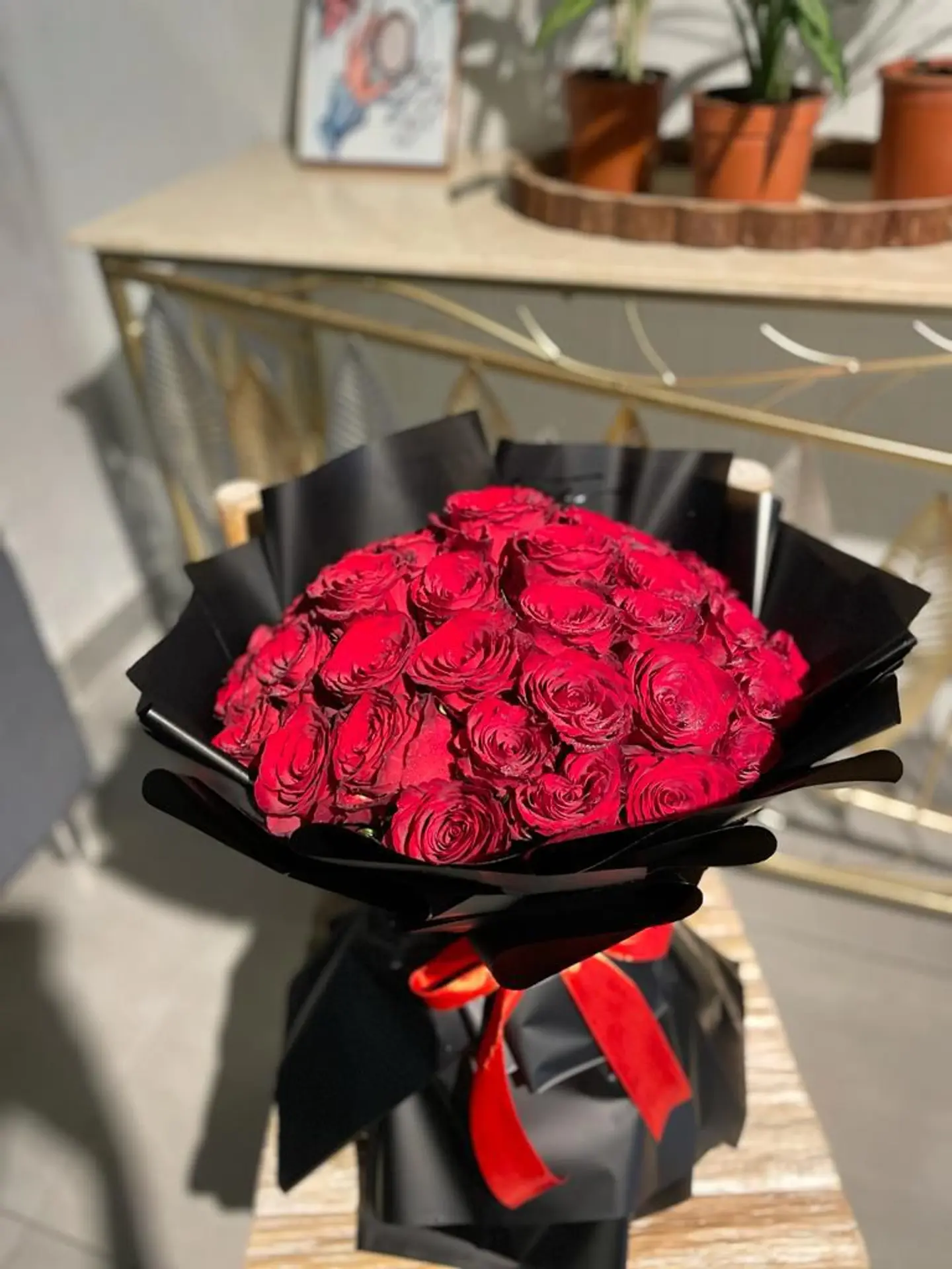 جوري احمر 12 حبة تغليف اسود