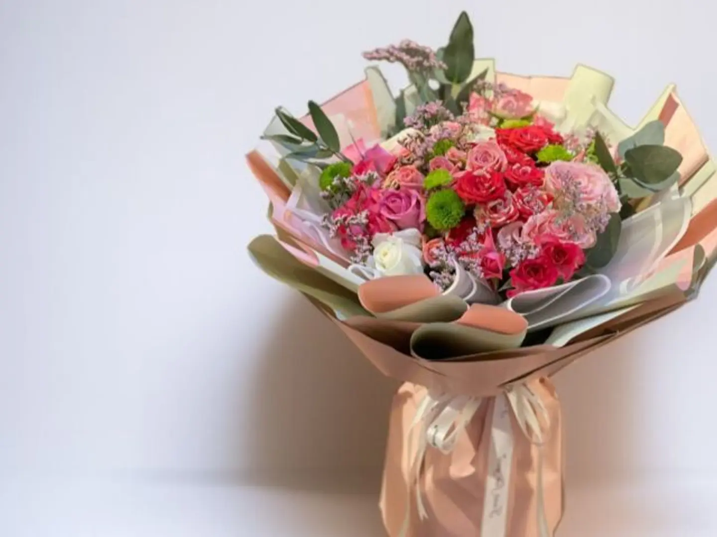 باقة ورد جوري وأقحوان ملونة