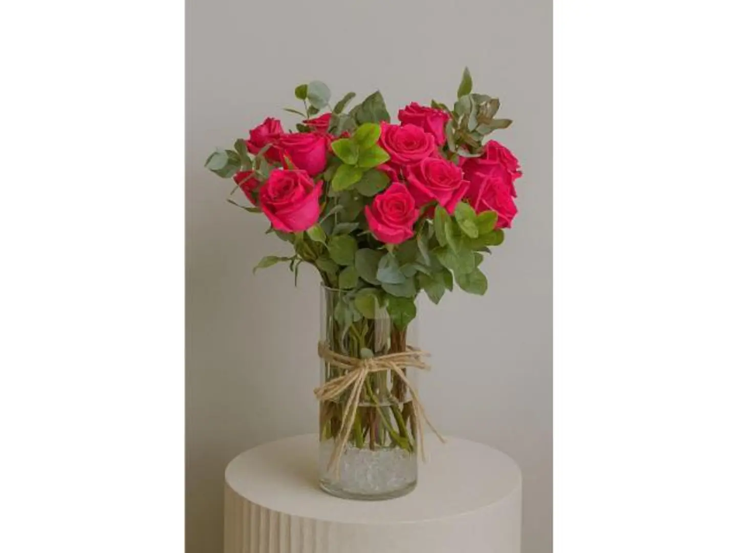 12 وردة بنفسجية داكنة مع أوكالبتوس.