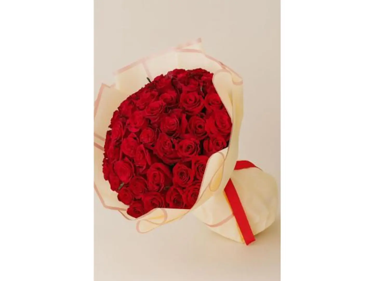 باقة 50 وردة حمراء.