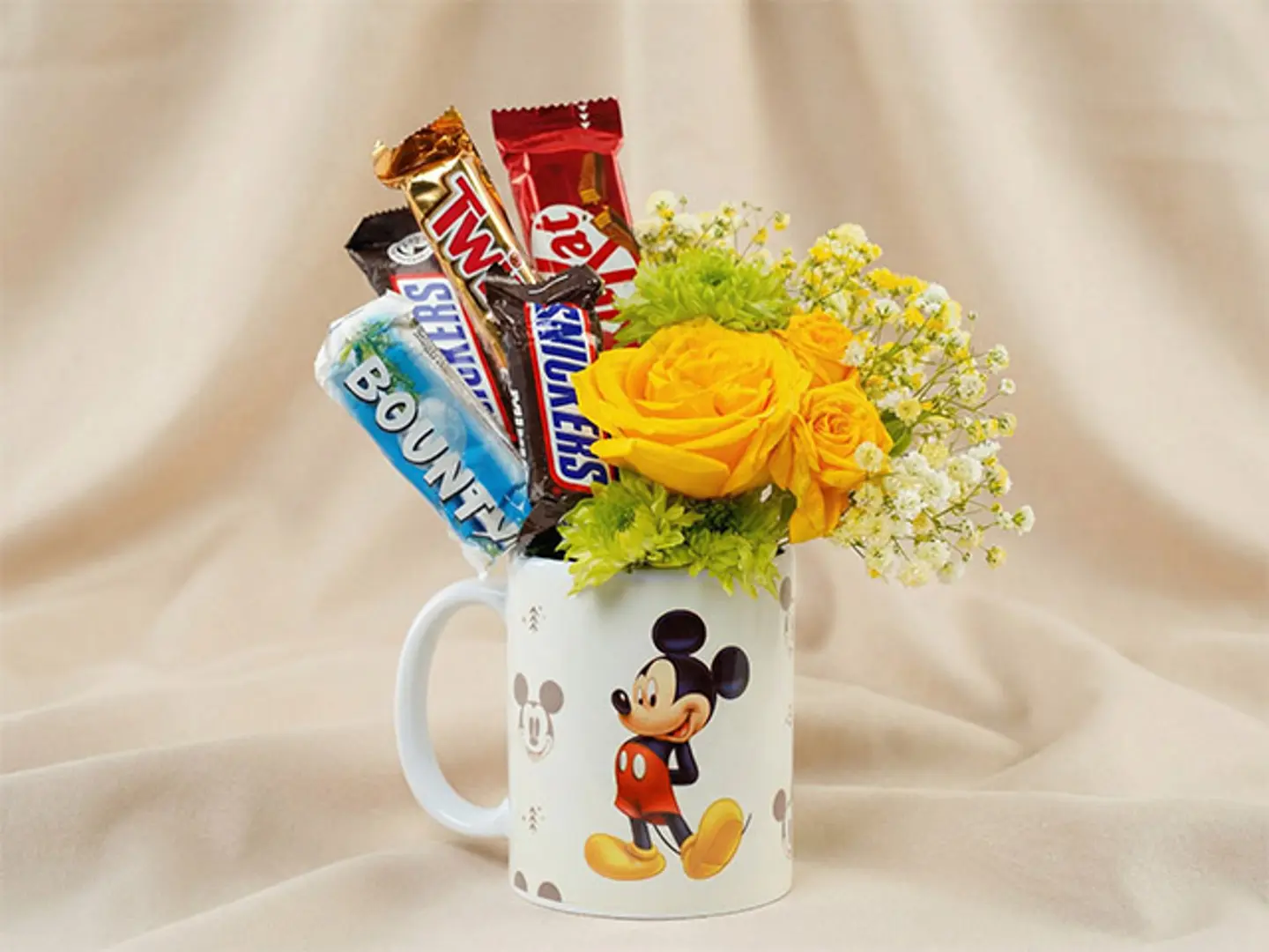 كوب ميكي ماوس مع وردة صفراء وشوكولاتة
