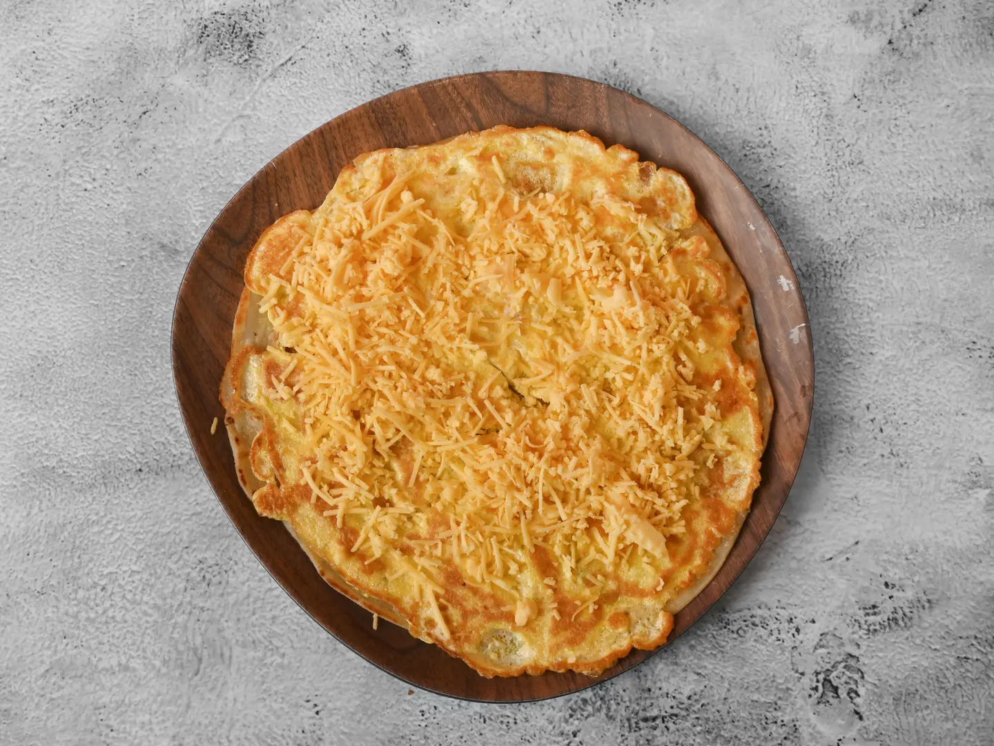 فطيرة بيض مع جبنة وشيبس