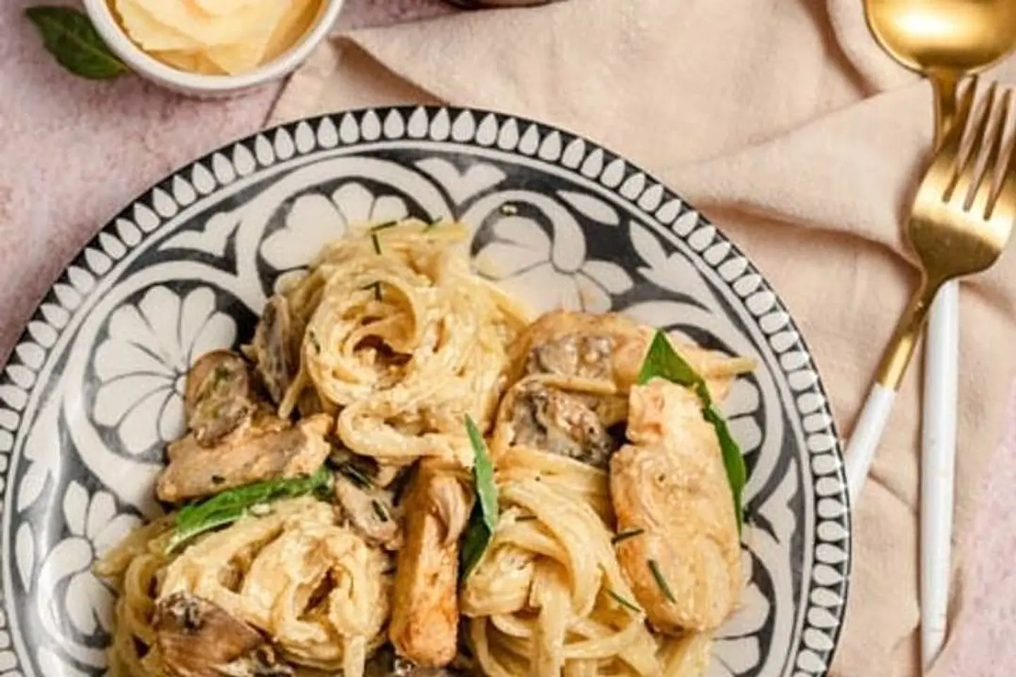 لينجويني مع الكريمة بالدجاج والفطر