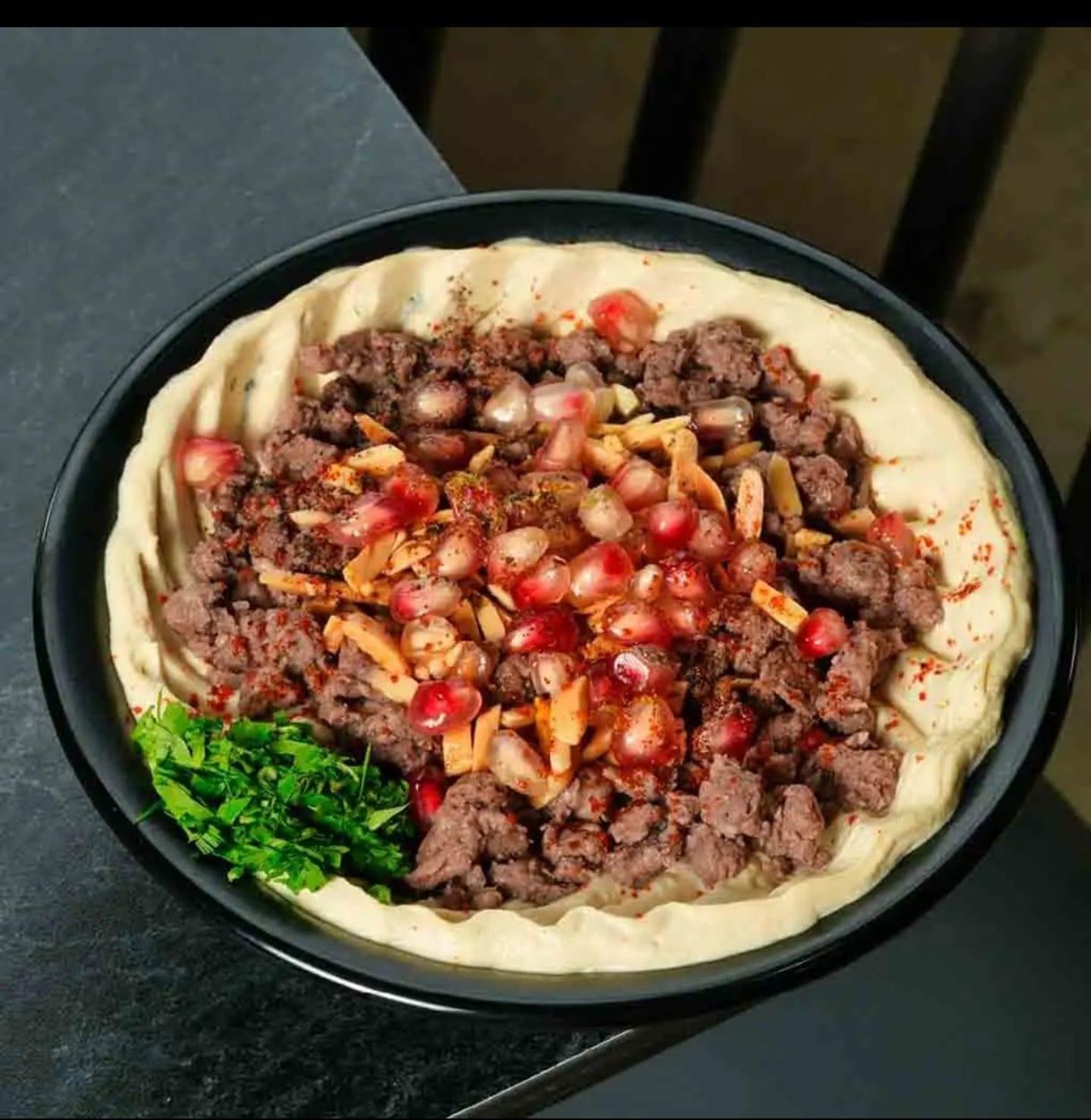 صحن حمص مع اللحمة