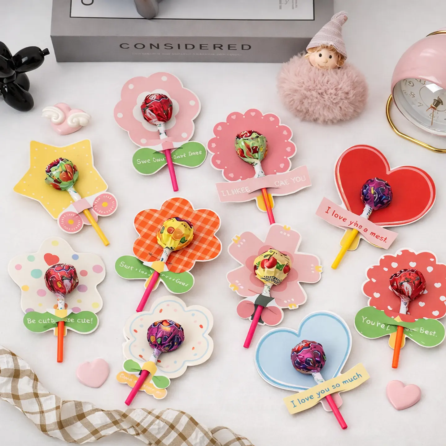 توزيعات الحلوى الملونة للعيد