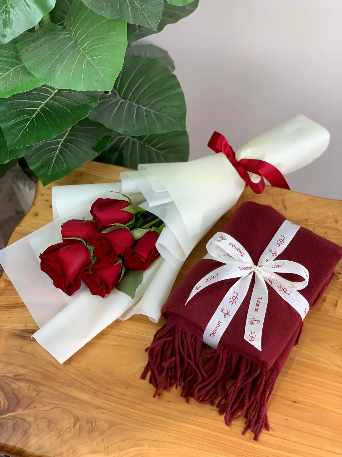 الشال الكشميري الجديد مع الورد الاحمر