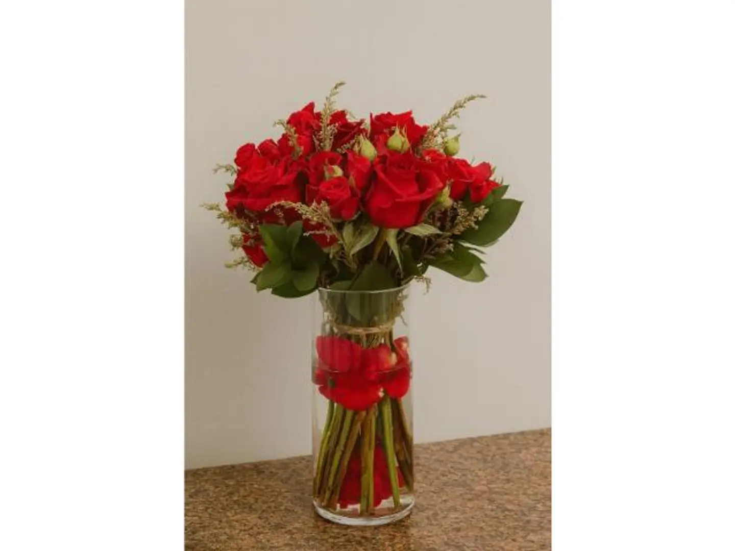 بوكيه ورد أحمر جميل مع ورود بيبي روز داخل فازة