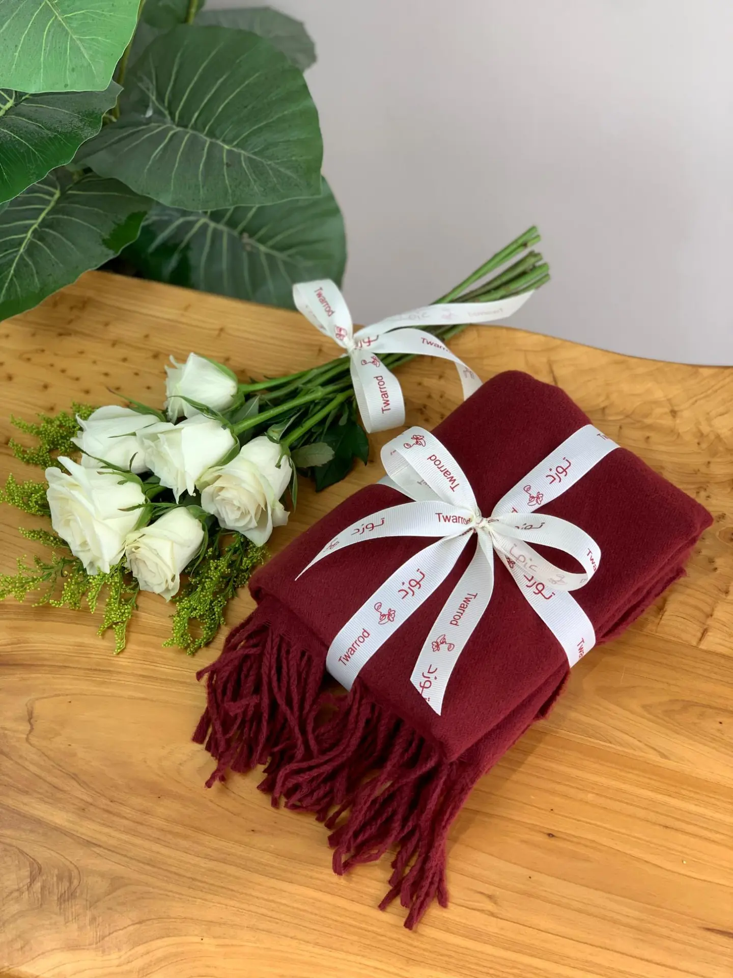 الشال الكشميري الجديد مع الورد الابيض