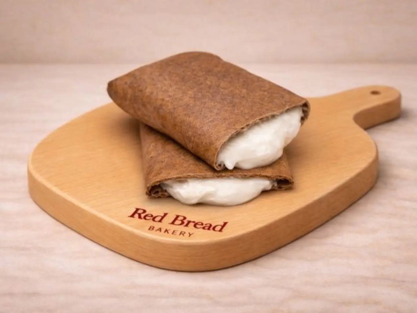 خبز حمر بالتمر والجبنة السائلة