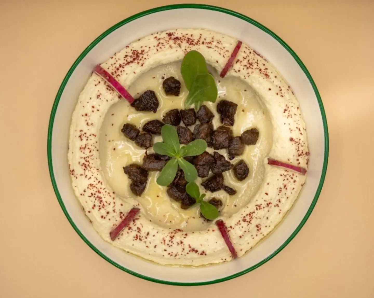 حمص يوناني باللحم