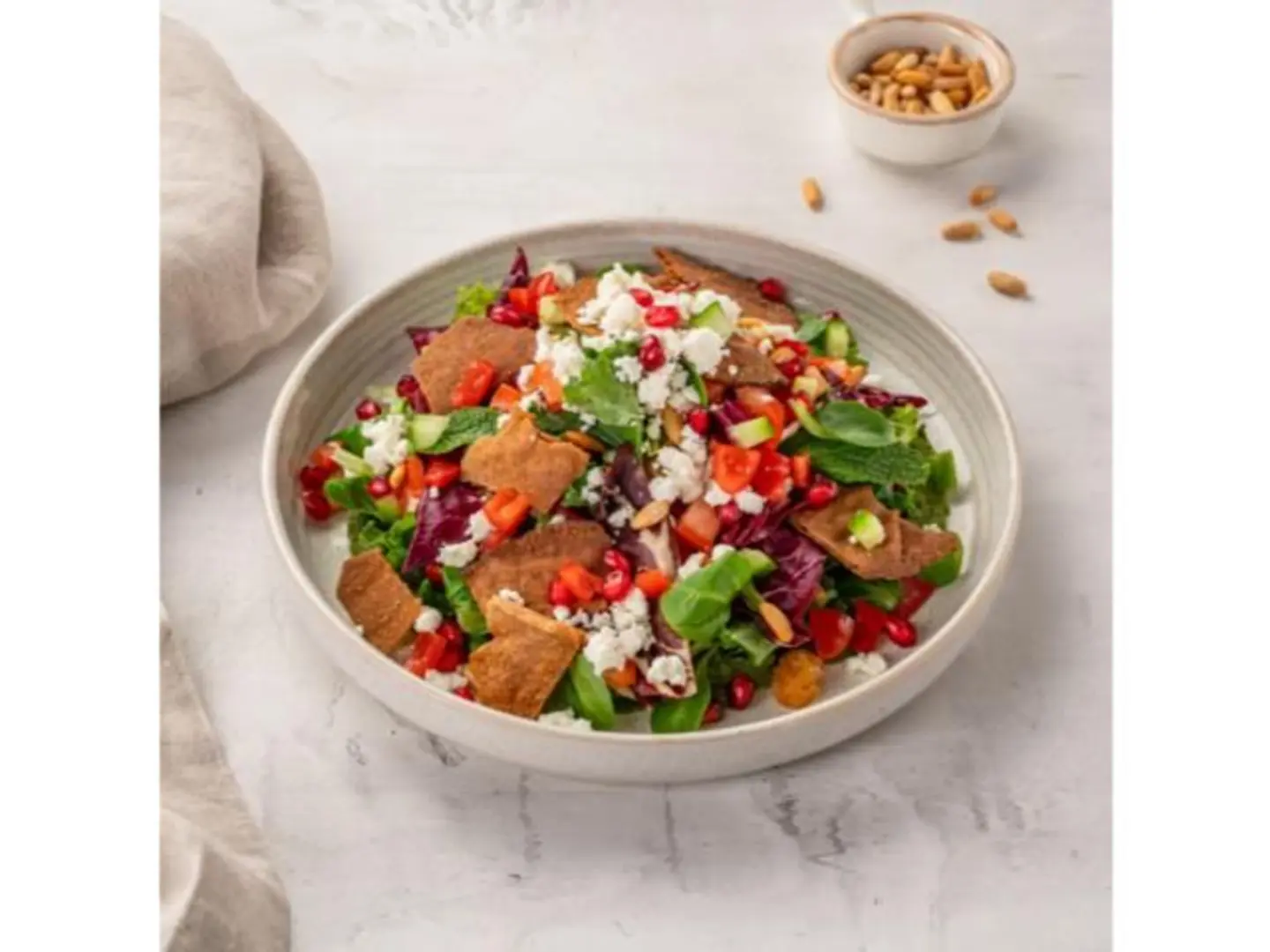 فتوش بجبنة الفيتا والزحوق